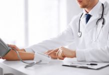 Remuzzi: sappiamo ancora poco su durata immunità dei nuovi vaccini COVID-19