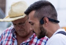 Il traduttore simultaneo che “parla” direttamente al cervello grazie alla trasmissione ossea del suono